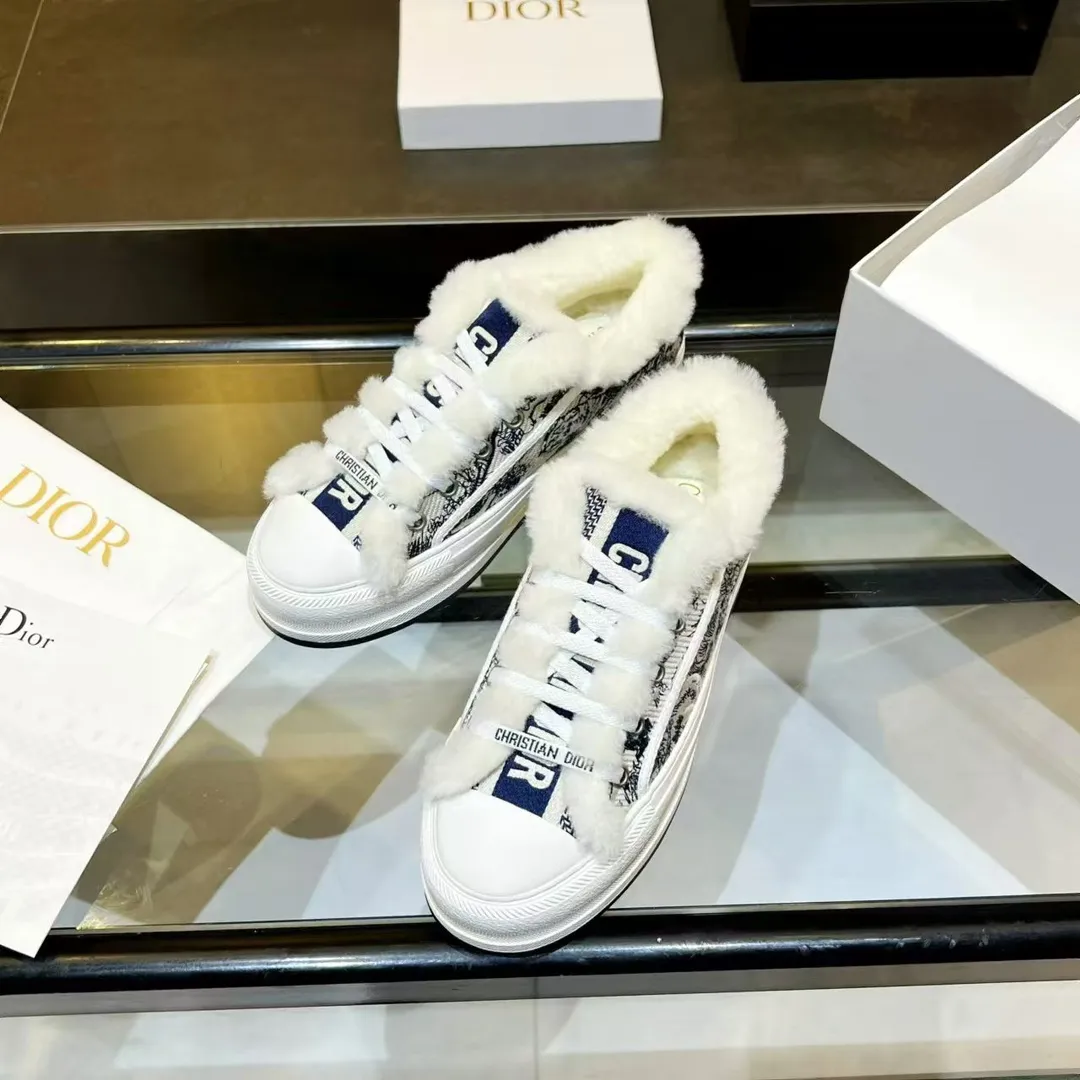 👟👟Ex-factory price 640👟👟——Dior Dior embroidered thick-soled wool casual shoes, fur shoes 𝐃𝐈𝐎𝐑 𝐖𝐚𝐥𝐤'𝐧 Dior presbyopic embroidered wool thick-soled canvas shoes, casual sports shoes, this Walk'n'Dior Thick-soled sneakers are a stylish piece that elevate the collection. Oblique printed cotton embroidered upper with comfortable platform sole, tongue and Christian Dior Paris signature laces. Can add fashionable temperament to all kinds of casual looks. Original custom-made imported Oblique printed embroidery fabric. Imported soft sheepskin lining. Original exclusive open-molded TPU material outsole. Bottom thickness 4.5CM. Size: Women's 35-41 (custom-made 41 is non-refundable)